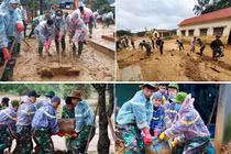 Công an lội bùn giúp dân dọn dẹp sau lũ