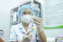 TPHCM: Tiêm vắc xin COVID-19 cho tất cả những người trên 18 tuổi