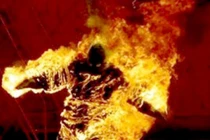 Nam công nhân bị tưới xăng đốt trước cổng khu công nghiệp