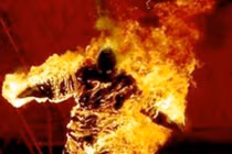 Nam công nhân bị tưới xăng đốt trước cổng khu công nghiệp