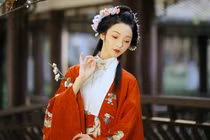 Nàng công chúa 50 tuổi vẫn rơi vào lưới tình của cậu thiếu niên 13