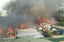 Cháy lớn tại làng nghề sản xuất nội thất đồ gỗ Thạch Thất