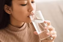5 thói quen khi uống nước gây hại gan thận