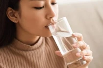 5 thói quen khi uống nước gây hại gan thận