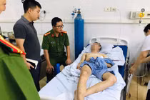 Nam thanh niên truy đuổi tên cướp tiệm vàng kể lại khoảnh khắc bị vung dao đâm chém