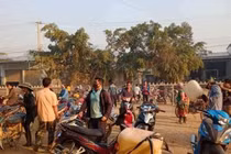 Người dân đổ xô đi mua xăng, dầu về tích trữ vì tin đồn cây xăng đóng cửa