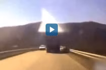 Ô tô rơi xuống hố sâu khi chạy qua cầu