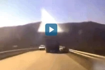 Ô tô rơi xuống hố sâu khi chạy qua cầu