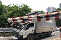 Xe tải móp đầu vì đâm thanh giới hạn chiều cao trên cầu 