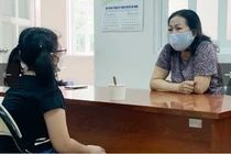 Bé gái “bị bắt ngủ cùng bạn trai của mẹ” được giao cho ba