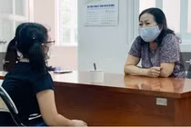 Bé gái “bị bắt ngủ cùng bạn trai của mẹ” được giao cho ba