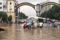 Hà Nội: Mưa lớn giờ cao điểm, nhiều tuyến đường hoá sông