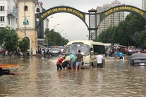 Hà Nội: Mưa lớn giờ cao điểm, nhiều tuyến đường hoá sông