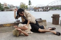 Cô gái đánh tên cướp bất tỉnh rồi nhờ người đưa đối tượng đi cấp cứu