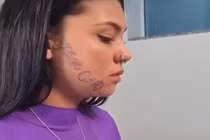 Chàng trai bắt cóc bạn gái rồi xăm tên lên mặt cô