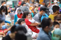 Bệnh viện nhi ở TP.HCM đông nghẹt F0 đến khám