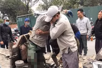 Hà Nội: Ba gác va chạm kinh hoàng với ôtô, một người dập nát đôi chân