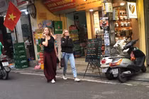 Chống dịch Covid-19, Hà Nội bắt buộc đeo khẩu trang nơi đông người: Khách nước ngoài thờ ơ