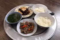 Mâm cơm nhà chưa tới 100.000 đồng của cặp vợ chồng trẻ