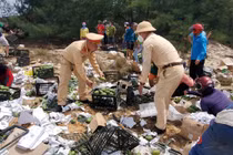 Người dân và CSGT giải cứu xe chở hơn 30 tấn xoài bị lật