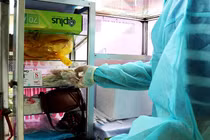  “Hô biến” xe bán hàng rong thành xe xét nghiệm lưu động