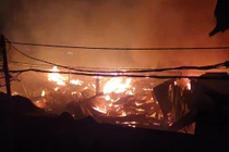 Cháy lớn nhiều nhà xưởng ở TPHCM trong đêm, biển lửa đỏ rực một góc trời