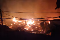 Cháy lớn nhiều nhà xưởng ở TPHCM trong đêm, biển lửa đỏ rực một góc trời