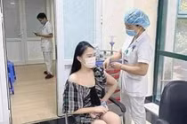 “Hoa khôi” được tiêm vắc xin nhờ "ông ngoại" lên tiếng xin lỗi