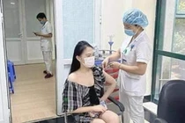 “Hoa khôi” được tiêm vắc xin nhờ "ông ngoại" lên tiếng xin lỗi