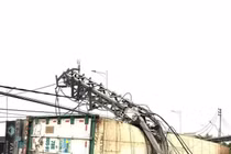 Hiện trường xe container lao vào nhà dân, đâm gãy cột điện cao thế