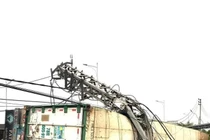 Hiện trường xe container lao vào nhà dân, đâm gãy cột điện cao thế