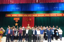 Công đoàn Liên hiệp Hội Việt Nam trao 100 suất quà cho người dân vùng lũ Hà Tĩnh