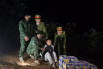 Bắt đối tượng vận chuyển pháo trái phép qua biên giới