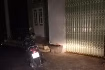 Cách chức Chủ tịch xã mang phở cho vợ tài xế xe tải lúc nửa đêm