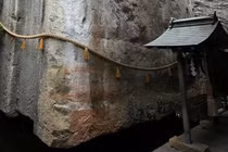 Kỳ lạ tảng đá 500 tấn lơ lửng trên không, chuyên gia rối não 