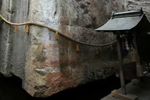 Kỳ lạ tảng đá 500 tấn lơ lửng trên không, chuyên gia rối não 