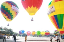 Vì sao phố cổ Hội An xuất hiện hàng chục quả cầu khổng lồ bay lơ lửng