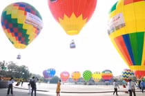 Vì sao phố cổ Hội An xuất hiện hàng chục quả cầu khổng lồ bay lơ lửng