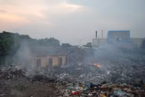 Dân khốn khổ vì "núi rác" cao bằng mái nhà, bốc mùi hôi thối