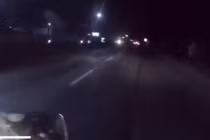 Video: Kinh hoàng người đàn ông quỳ gối giữa quốc lộ bị xe tông trúng