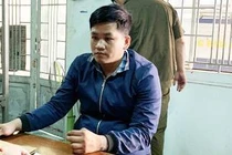 Gã đàn ông đá vào đầu cô gái chỉ vì va chạm giao thông