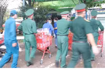 Video: Trẻ em vui mừng khi được chú bộ đội tặng lồng đèn