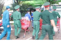 Video: Trẻ em vui mừng khi được chú bộ đội tặng lồng đèn