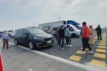 Ngày đầu tiên Quảng Ninh cho phép xe khách hoạt động trở lại: Xe ùn dài