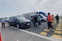 Ngày đầu tiên Quảng Ninh cho phép xe khách hoạt động trở lại: Xe ùn dài