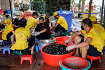 Nhà chùa ở TP.HCM chi 200 triệu đồng mỗi ngày nấu suất ăn miễn phí