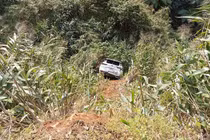 Xế hộp biển Hà Nội mất lái lao xuống vực sâu ở Quảng Trị