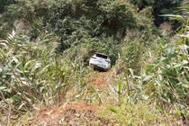 Xế hộp biển Hà Nội mất lái lao xuống vực sâu ở Quảng Trị