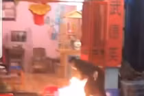 Nam thanh niên mang xăng đến đốt cháy quán nước ở Hà Nội