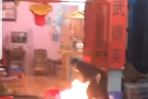 Nam thanh niên mang xăng đến đốt cháy quán nước ở Hà Nội